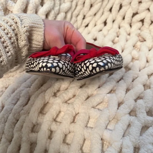 Status leather pointy toe ballet flats with suede bows - Picture 6 of 6